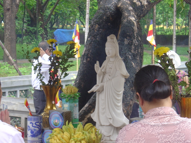 Al lado de la pagoda: imagen con ofrendas. Observen los plátanos y las flores.