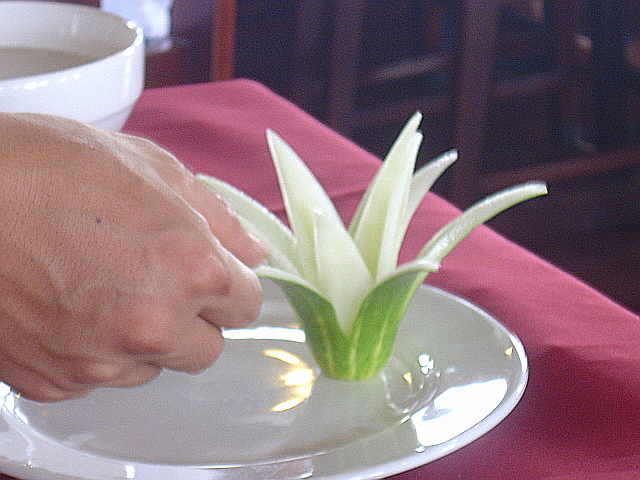 Una flor hecha con un pepino