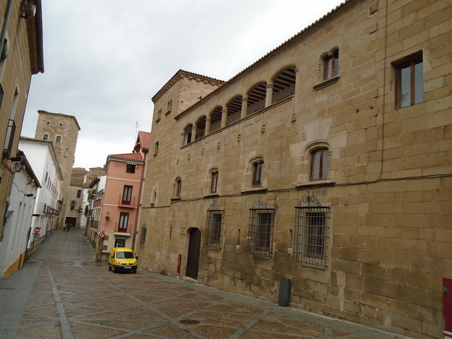 Palacio de justicia = casa del arcediano de Trujillo.