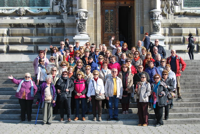 Grupo de excursionistas frente al Palacio Rimini en Lausana.