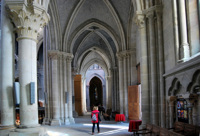 Interior de la catedral de estilo gótico.