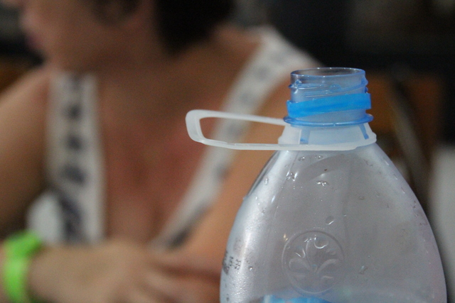 Las botellas de agua tienen asas.