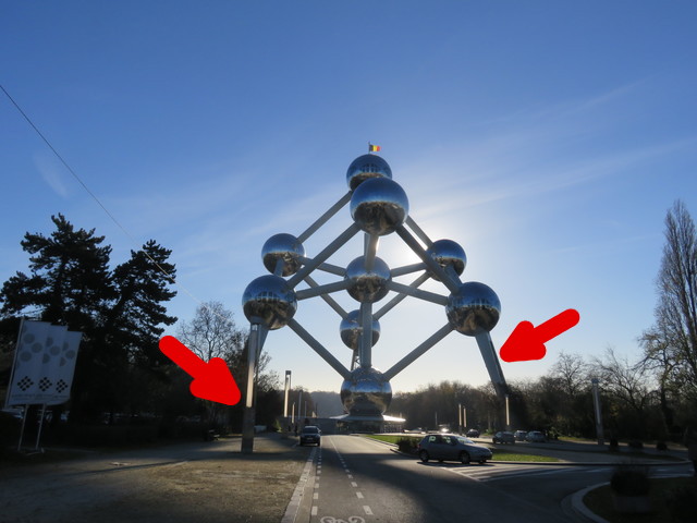 El Atomium. Las flechas señalan lñas dos escaleras que no estaban en el diseño original.